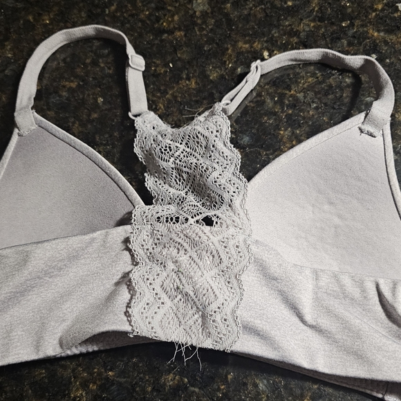 Gently used girl's bras, size 32A - Picture 10 of 11
